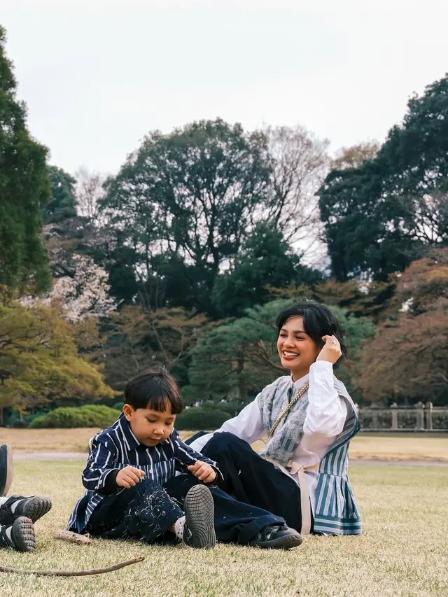 Tampilan Stylish Keluarga Andien Aisyah Lebaran di Jepang, Setia Pakai Brand Lokal