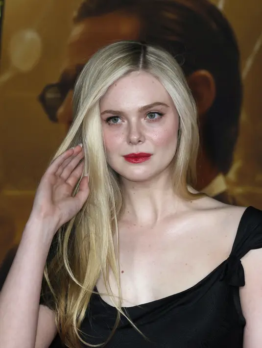 Elle Fanning merapikan rambutnya saat menghadiri pemutaran perdana film "Babylon" di Academy Museum of Motion Pictures di Los Angeles, California pada 15 Desember 2022. Rambut pirang panjangnya dibelah ke samping, dan dengan mudah mengalir melewati bahunya menjadi gelombang kecil. (Frazer Harrison/Getty Images/AFP)