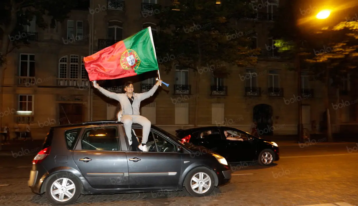 Meski berada di Prancis, tak menyurutkan antusias para pendukung Portugal melakukan perayaan juara. (Bola.com/Vitalis Yogi Trisna)