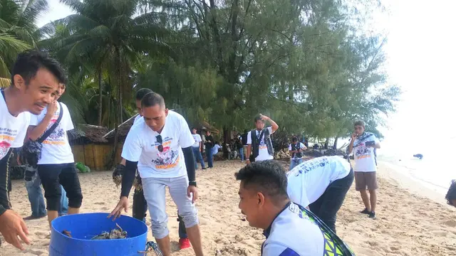 Aksi bersih bersih pantai geng motor klasik di Pantai Cemara Wakatobi, Rabu (25/12/2019).(Liputan6.com/Ahmad Akbar Fua)