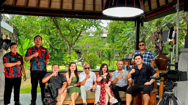 Para pemain dan kru film Surgar Daddy termasuk Barbie Kumalasari. (Foto: Dok. Koleksi Pribadi Ian Wibowo)