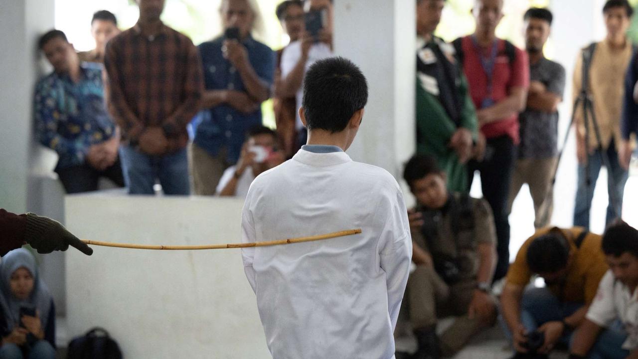 Eksekusi hukuman cambuk terhadap pasangan gay di Aceh