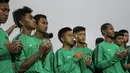 Para pemain Timnas Indonesia U-16 berdoa saat acara pelepasan di Stadion Atang Sutresna, Jakarta Timur, Rabu (12/9/2017). Timnas U-16 akan mengikuti kualifikasi Piala AFC U-16. (Bola.com/Vitalis Yogi Trisna)