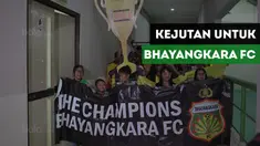 Skuat Bhayangkara FC mendapatkan kejutan saat sesi latihan di Stadion Patriot, Bekasi, Sabtu (11/11/2017)