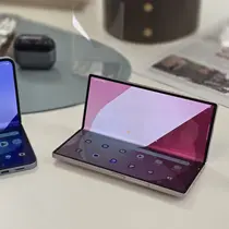 Galaxy Z Fold 6 dan Galaxy Z Flip 6 yang baru diluncurkan di Samsung Unpacked 2024 di Paris, Prancis. (Liputan6.com/Agustin Setyo Wardani)