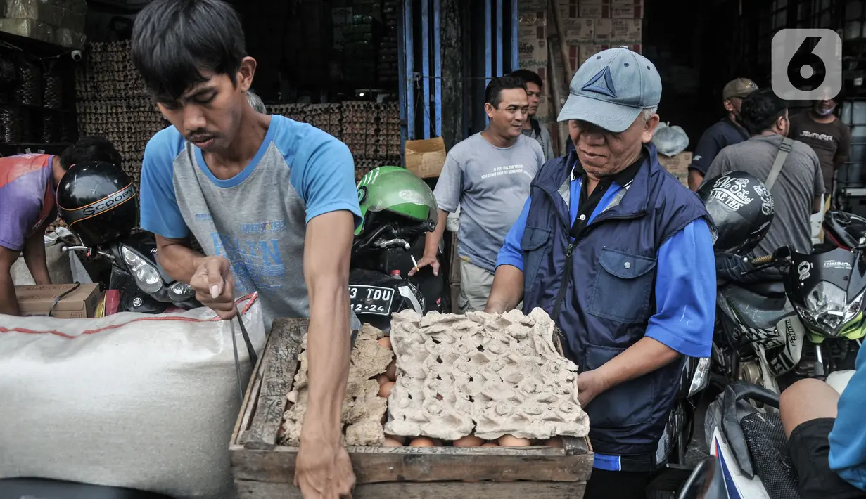 Pekerja saat melayani pembeli telur ayam di salah satu agen di Jakarta, Selasa (14/3/2023). Menjelang Ramadan harga telur ayam merangkak naik kisaran 8-10 persen dari bulan sebelumnya menjadi Rp30.000 per kilogram. (merdeka.com/Iqbal S Nugroho)