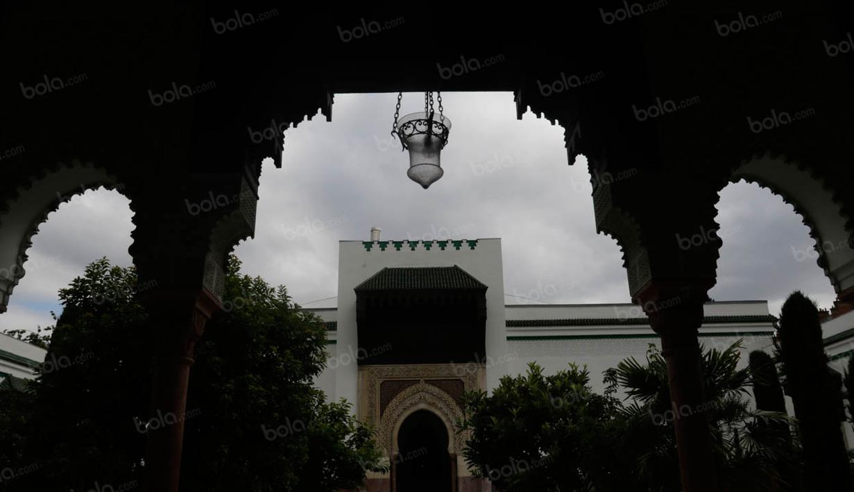 Pada jaman penyerangan Nazi Jerman ke Prancis, Masjid Agung Paris dijadikan tempat berlindung bagi para kaum Yahudi. (Bola.com/Vitalis Yogi Trisna)