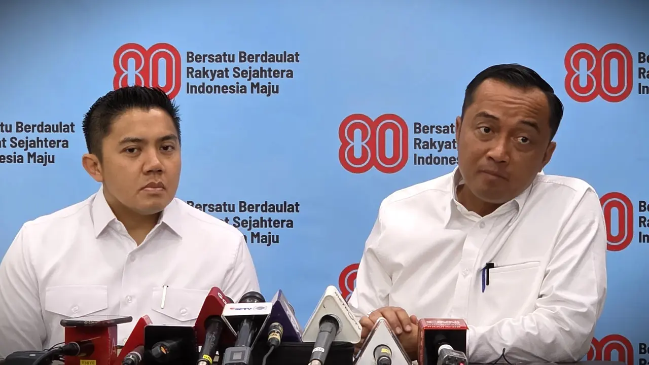 Sekretaris Kabinet (Seskab) Teddy Indra Wijaya dan Menteri Sekretaris Negara Prasetyo Hadi dalam konferensi pers di Kompleks Istana Kepresiedenan Jakarta.