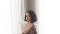 Blouse sederhana dengan nuansa warna senada juga hadirkan kesan modern dan penuh gaya.  [Foto: Instagram/ Mutiarabaswedan]
