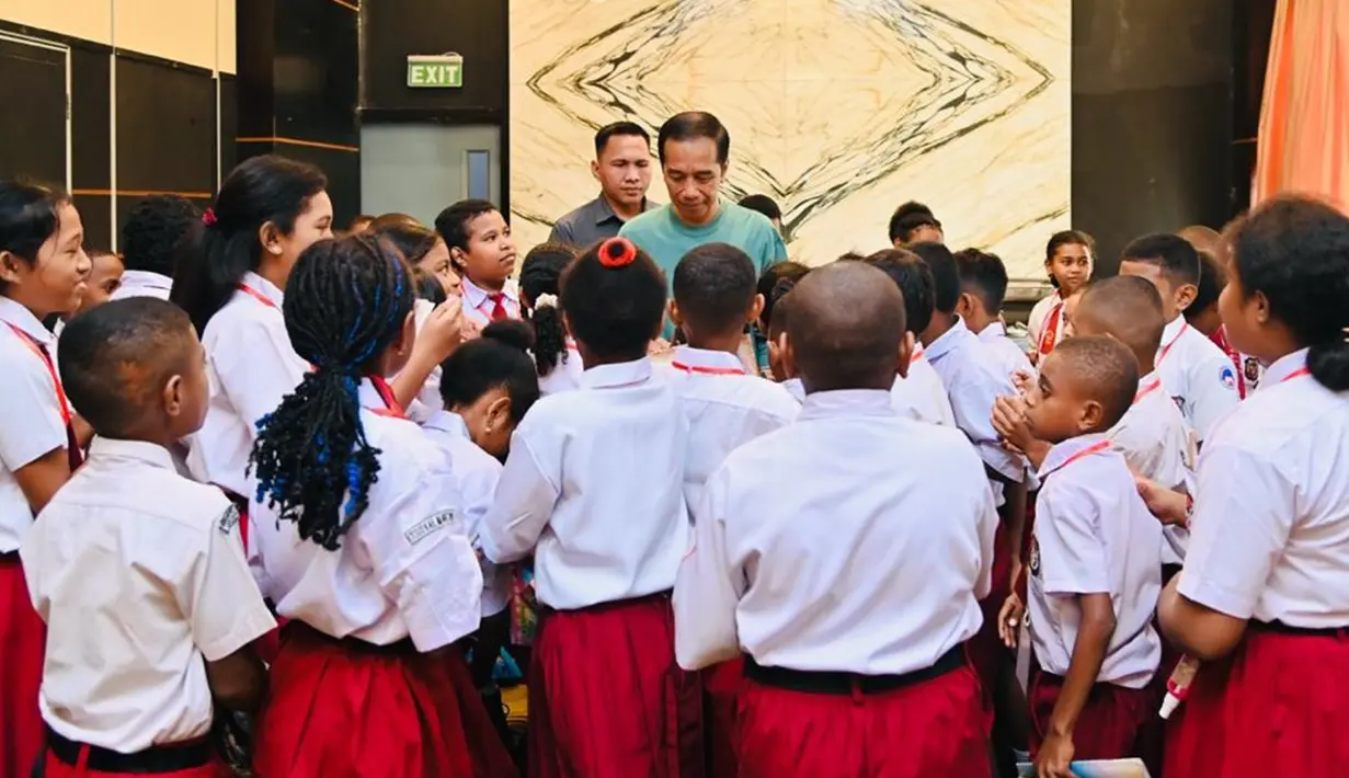 Presiden Jokowi pun mengapresiasi para pelajar Papua yang dinilainya pintar dan berani. Presiden Jokowi berpesan agar anak-anak tersebut bisa terus semangat belajar. (Foto: Laily Rachev - Biro Pers Sekretariat Presiden)