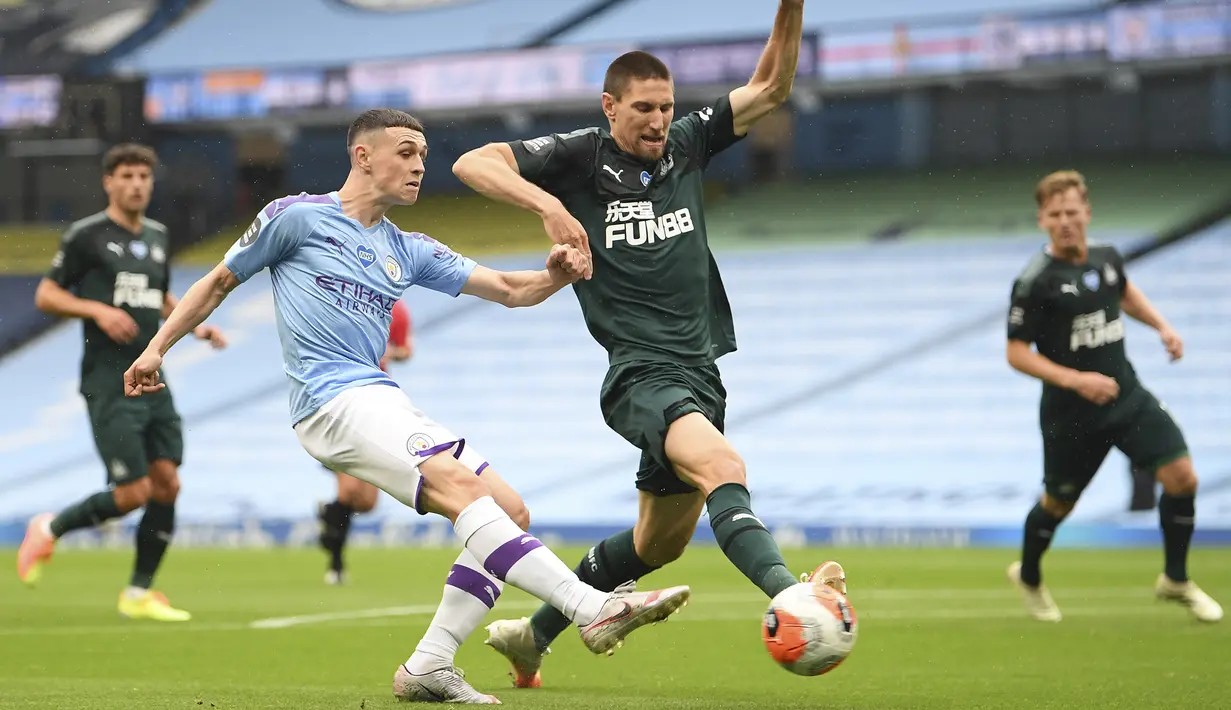 Gelandang Manchester City, Phil Foden, melepaskan tendangan ke arah gawang Newcastle United pada laga lanjutan Premier League pekan ke-34 di Etihad Stadium, Kamis (9/7/2020) dini hari WIB. Manchester City menang 5-0 atas Newcastle. (AFP/Michael Regan/pool)