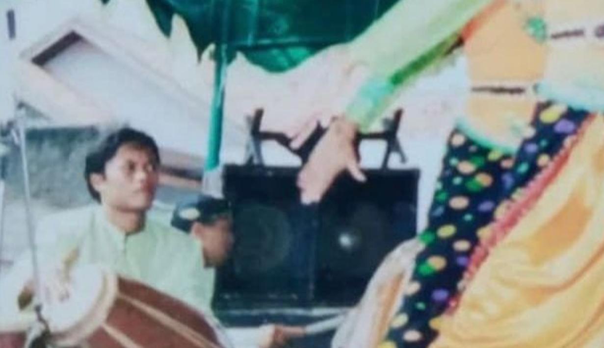 Entis Sutisna atau akrab disapa Sule, pelawak yang kini memiliki penghasilan fantastis. Sebelum seperti sekarang, Sule alami momen berjuang di awal karier. Seperti saat jadi penabuh gendang saat di usia muda. Ia bercerita bahwa itu momen saat Rizky Febian masih bayi. (Liputan6.com/IG/ferdinan_sule)