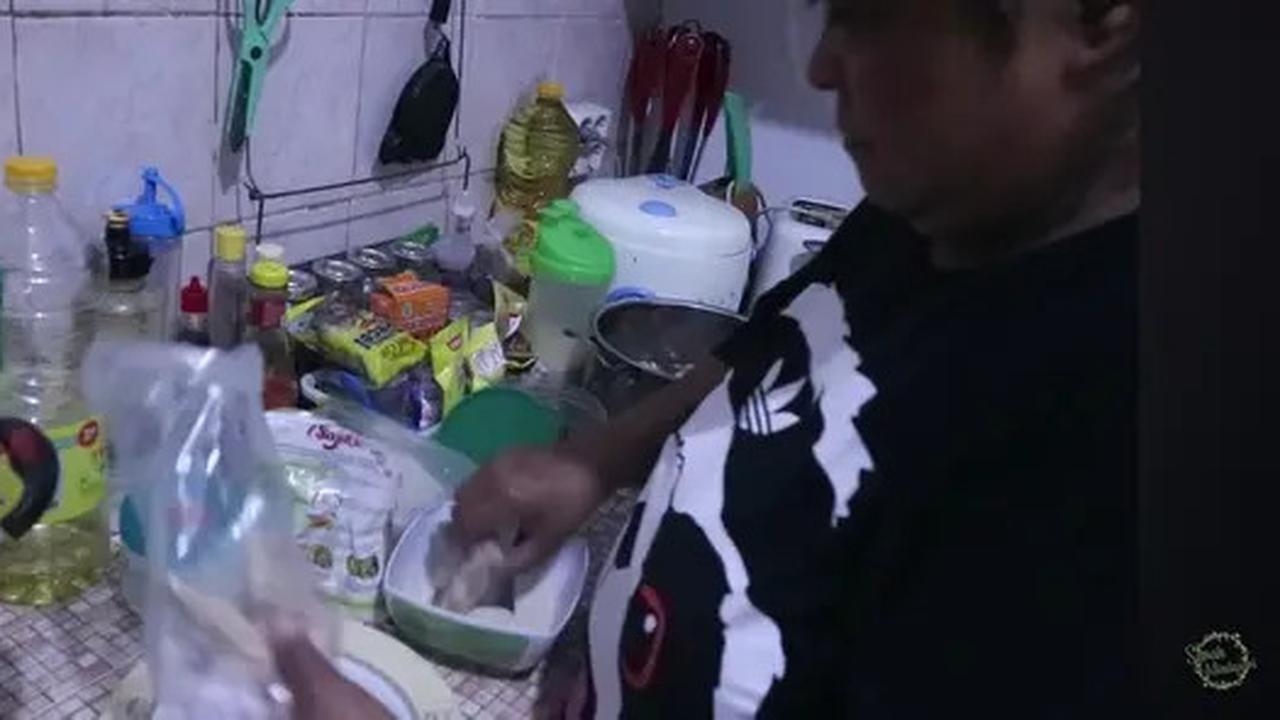 9 Potret Dapur Suti Karno 'Atun' Si Doel, Modelnya Sederhana Namun Berfungsi Optimal