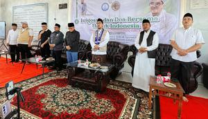 Pengasuh Pondok Pesantren Al-Anwar Sarang, Rembang, KH Idror Maimoen Zubair (Gus Idror) menyalurkan bantuan bagi korban banjir dan longsor di Kabupaten Pidie Jaya, Aceh. (Istimewa)