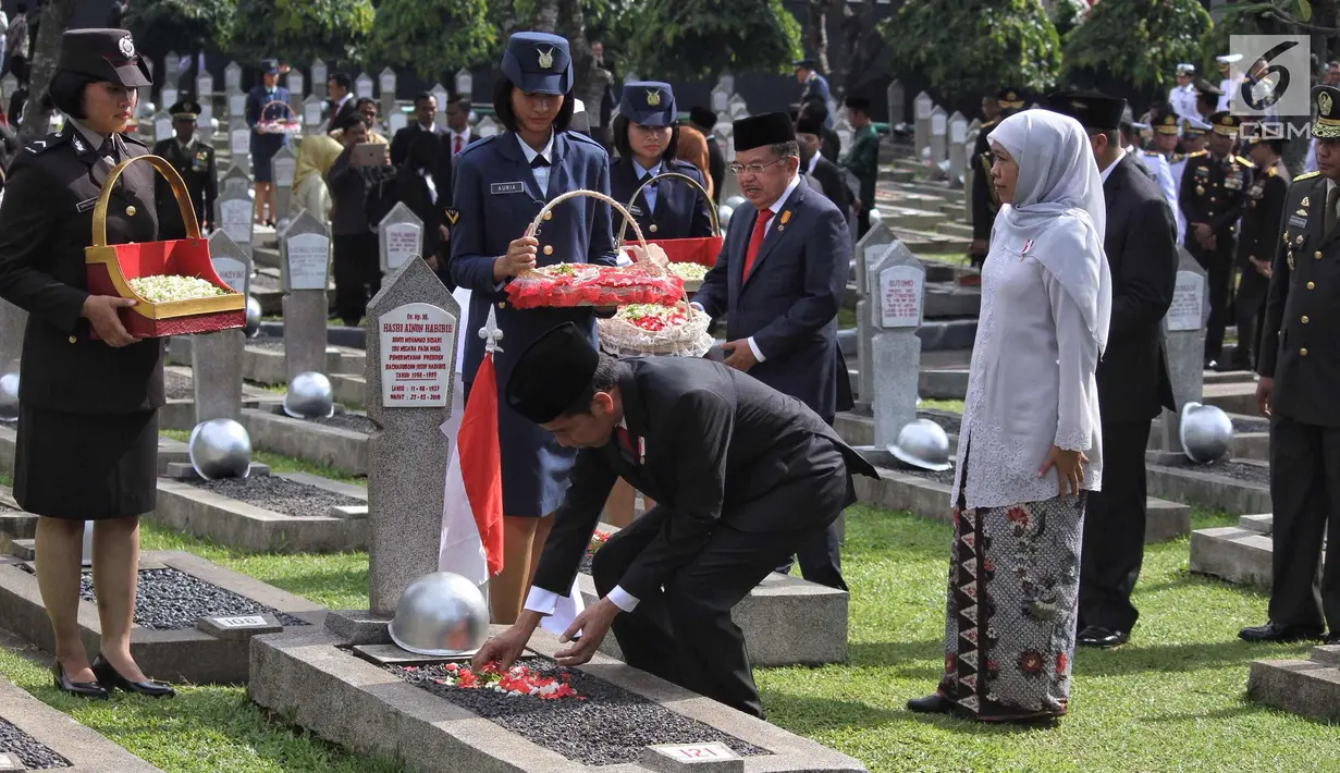 Presiden RI, Joko Widodo bersama Wapres Jusuf Kalla dan Mensos Khofifah Indar Parawansa menaburkan bunga saat memperingati Hari Pahlawan 2017 di Taman Makam Pahlawan Nasional Kalibata, Jakarta, Jumat (10/11). (Liputan6.com/Pool)
