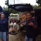 Video Wanita Ini Jual Sayur Keliling Pakai Mobil Mewah di Papua Ini Jadi Sorotan (sumber: TikTok/@fatmar22)