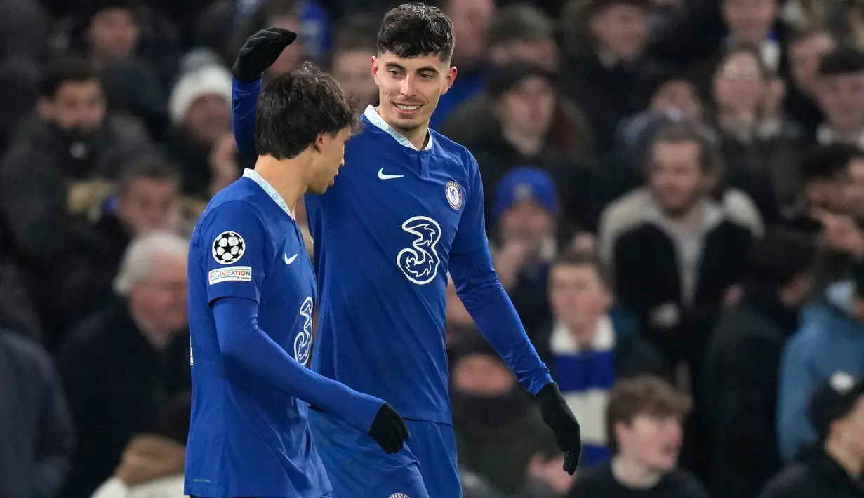 Pemain Chelsea Kai Havertz (kanan) merayakan dengan rekan setimnya Joao Felix setelah mencetak gol ke gawang Borussia Dortmund pada pertandingan sepak bola leg kedua babak 16 besar Liga Champions di Stamford Bridge, London, Inggris, 7 Maret 2023. Chelsea yang kalah 0-1 dari Borussia Dortmund pada leg pertama, berhasil melaju ke perempat final setelah menang 2-0 di leg kedua. (AP Photo/Alastair Grant)