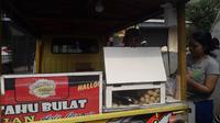 Penjual tahu bulat dadakan sedang melayani pembeli Karangmulya, Karang Tengah, Tangerang (Liputan6.com/Komarudin)