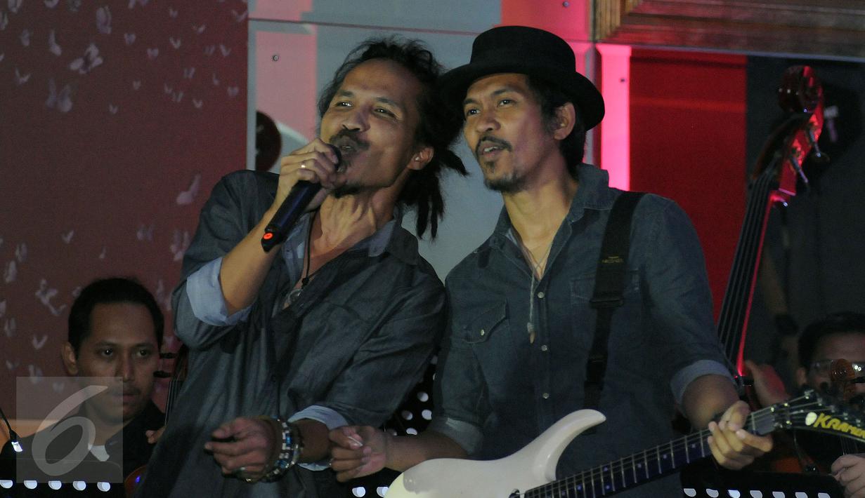 Penyanyi Ipank dan gitaris Ridho tampil membawakan theme song Torabika Soccer Championship 2016 di Hotel Mulia, Jakarta, Senin (18/4/2016). TSC diikuti 18 klub sepakbola professional se-Indonesia. (Liputan6.com/Helmi Fithriansyah)