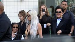 Sosialita AS Kim Kardashian dan putrinya North West tiba untuk menghadiri acara koleksi Jean-Paul Gaultier saat Paris Fashion Week Fall/Winter 2023 di Paris, Prancis, 6 Juli 2022. Kim dan North terlihat di sejumlah peragaan busana ternama, termasuk saat menghadiri pertunjukan busana Jean-Paul Gaultier. (AFP)