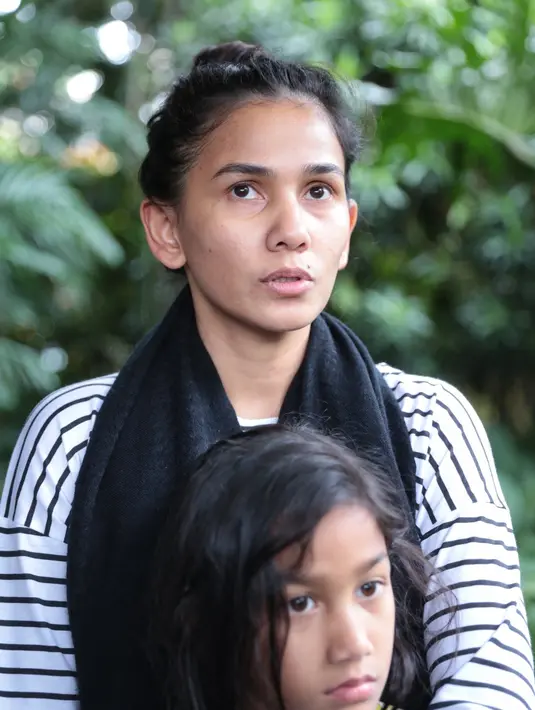 "Sebenarnya mengenalnya satu komplek. Dia memang senior di dunia televisi, sosok pak Alex lebih pendiam, keluar rumah ya sudah, fokus kerjaan masing-masing," kata Nova di rumah duka, kawasan Pejaten, Jaksel, Kamis (24/11). (Adrian Putra/Bintang.com)