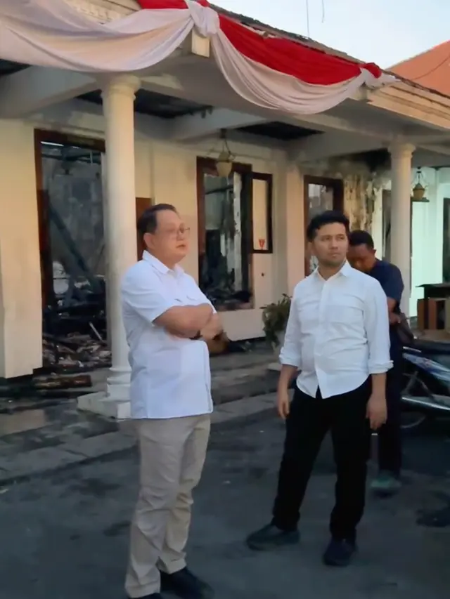 Emil Dardak mengecek kondisi Gedung Grahadi Surabaya setelah dibakar massa. (Foto: Dok. Instagram @emildardak)