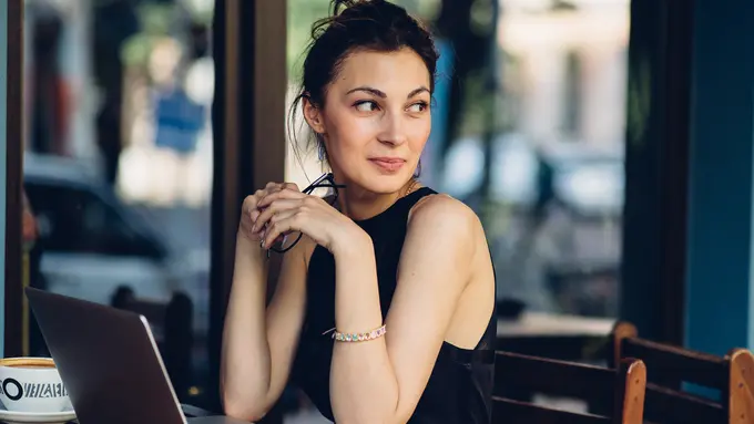 wanita juli jendela kafe