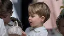 Pangeran George menjadi pengiring pengantin Pippa Middleton dan  James Matthews, di Gereja St. Mark, Sabtu (20/5). Pangeran George terlihat tampan dengan kemeja double-breasted warna ivory dan celana nuasa hijau zaitun (AP Photo/Kirsty Wigglesworth, Pool)