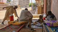Konflik antara Angkatan Darat Sudan dengan RSF meletup pada 15 April 2023, di mana Khartoum menjadi medan tempur. Kondisi ini membuat Kota Khartoum terseok-seok tanpa hukum dan layanan masyarakat lumpuh. (AFP)
