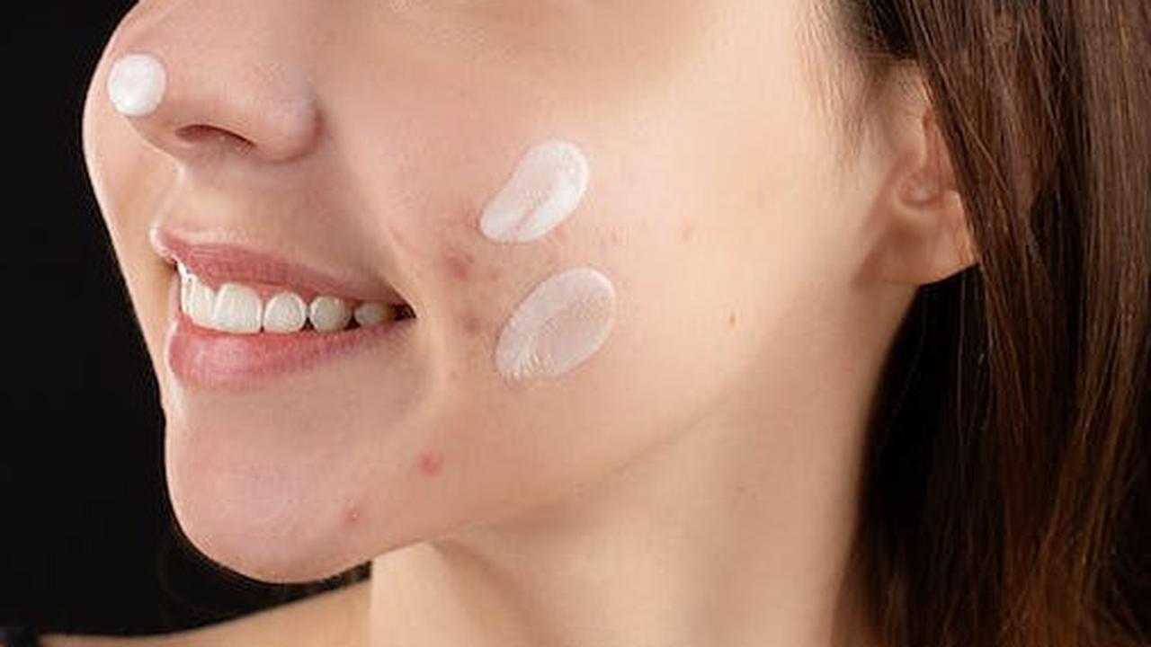 3. Serum/Essence:<br>Oleskan serum ke seluruh wajah untuk membantu meregenerasi dan mencerahkan kulit.