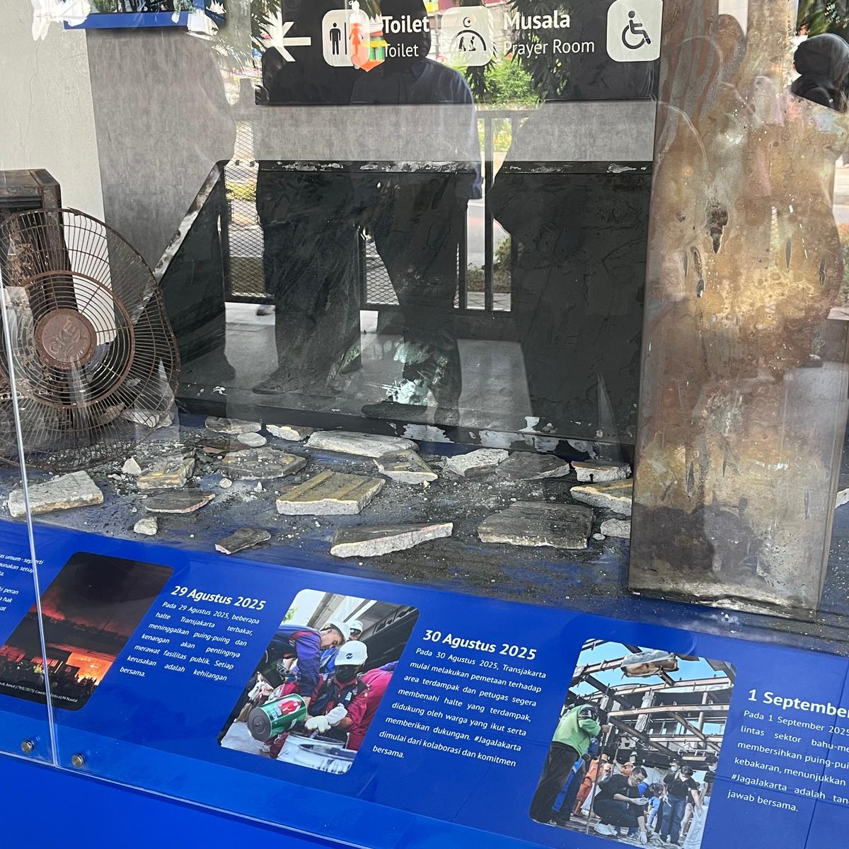 Halte TransJakarta Senen-Sentral Rusak Dibakar Massa Beres Diperbaiki