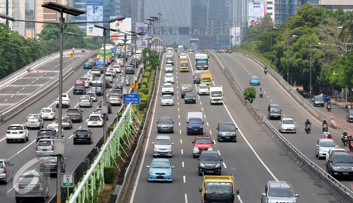 Arus lalu lintas sekitar area pembangunan jalan layang di perempatan Kuningan relatif lancar, Jakarta, Senin (28/12). Kepadatan lalu lintas terjadi akibat antrean kendaraan karena lampu merah dari arah Mampang menuju Kuningan. (Liputan6.com/Yoppy Renato)