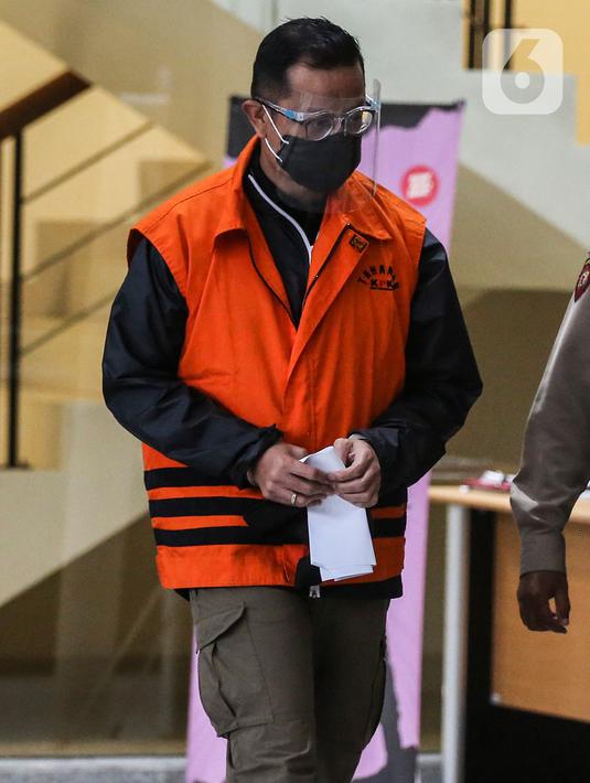 Menteri Sosial Juliari Batubara usai menjalani pemeriksaan di Gedung KPK, Jakarta, Minggu (6/12/2020). Juliari Batubara yang menyerahkan diri resmi ditahan KPK atas dugaan menerima suap terkait pengadaan bantuan sosial penanganan COVID-19 di Kementerian Sosial. (Liputan6.com/Johan Tallo)