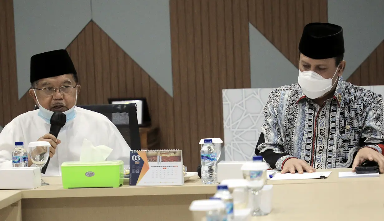 Ketua Umum Dewan Masjid Indonesia Jusuf Kalla (kiri) bertemu Kepala BNPT Komjen Pol Boy Rafli Amar di Kantor Pusat DMI, Jakarta, Jumat (4/2/2022). Pertemuan ini dalam rangka kerja sama program deradikaliasasi terorisme dengan melibatkan DMI di seluruh tingkatan wilayah Indonesia. (Foto: Istimewa)