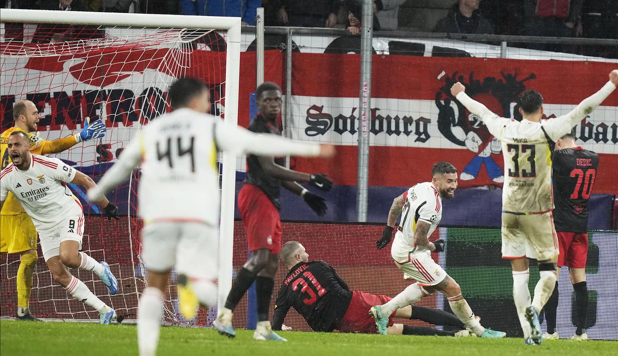 Selebrasi para pemain Benfica setelah Arthur Cabral (kiri) mencetak gol ketiga ke gawang RB Salzburg pada laga matchday keenam Grup D Liga Champions 2023/2024 di Red Bull Arena, Salzburg, Austria, Rabu (13/12/2023) dini hari WIB. (AP Photo/Matthias Schrader)