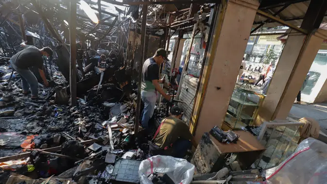 Obsežen požar zajel tržnico Taman Puring v Džakarti, gasilci imeli težave z dostopom do vode