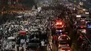 Massa peserta demo 4 November dan kendaraan memadati Jalan Gatot Subroto, Jakarta atau tepat di depan Gedung MPR/DPR RI, Jumat (4/11). Mereka menginap di jalan depan Gedung DPR lantaran tak diizinkan masuk ke komplek parlemen (Liputan6.com/Johan Tallo)