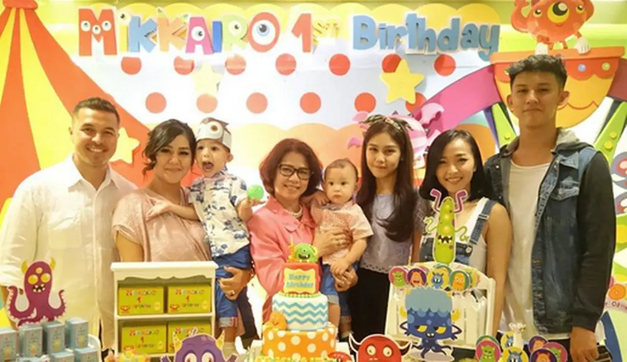 "Ohana means family, family means nobody gets left behind or forgotten.. ❤ •Papa, Mama, Mayka, Oma Ida, Onty Sha, Onty Nini, Oncle Jev.. Terimakasih sudah datang ke birthday Kairo yang pertama.." tulisnya. (Instagram/sysiio)