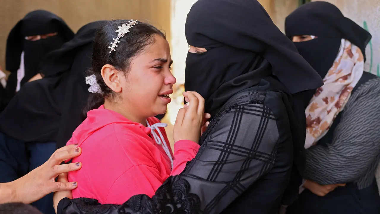 Pilu Warga Gaza Meratapi Korban Serangan Israel