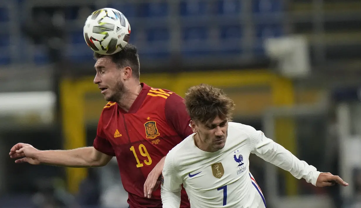 Bek Spanyol Aymeric Laporte dan penyerang Prancis Antoine Griezmann berebut bola pada laga final UEFA Nations League 2021 melawan Spanyol di San Siro, Milan, Senin (11/10/2021) dini hari WIB. Prancis keluar sebagai juara UEFA Nations League 2021 setelah menumbangkan Spanyol 2-1. (AP Photo/Luca Bruno