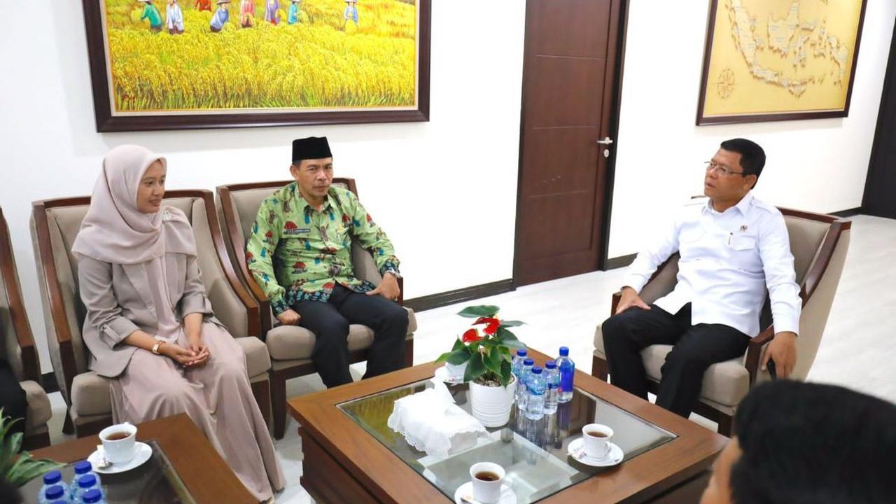 Sementara itu, Hera yang baru saja ditinggalkan sosok ayah karena wafat ini mengaku hampir mengubur cita-citanya untuk melanjutkan pendidikan ke jenjang S3.