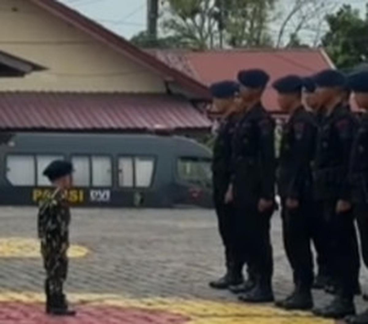"Anak kecil berani pimpin yel-yel Brimob," demikian dikutip dari keterangan video.