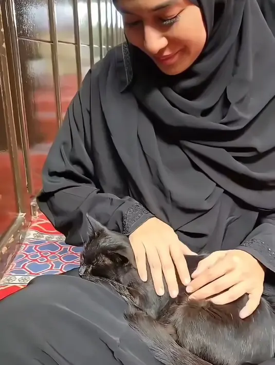 Interaksi Dian dengan kucing hitam itu langsung menuai berbagai reaksi positif dari penggemar. Banyak yang menganggap kejadian ini sebagai pertanda baik, mengingat kucing sering disebut sebagai hewan yang membawa keberkahan. Warganet pun membanjiri kolom komentar dengan pujian dan doa untuk kelancaran ibadahnya. (Liputan6.com/IG/@therealdisastr)
