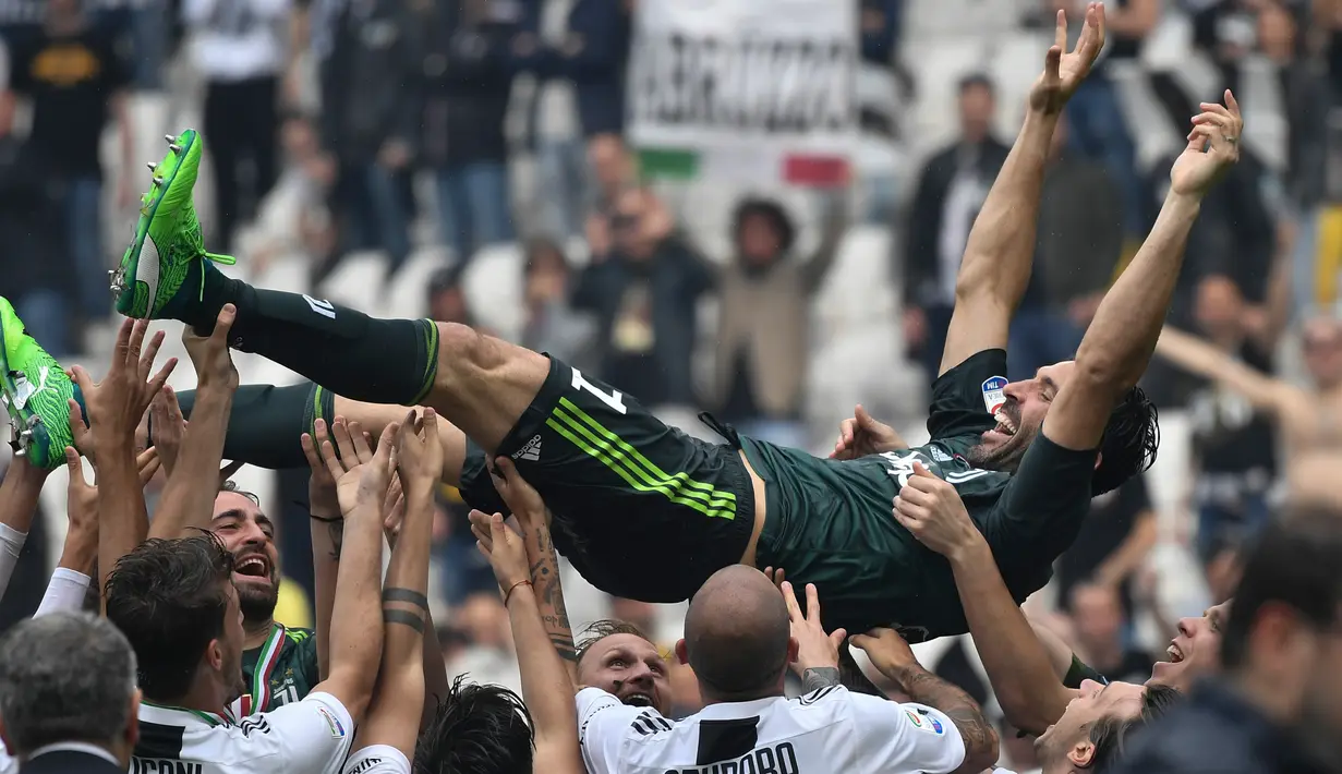 Kiper Juventus Gianluigi Buffon berselebrasi bersama rekan-rekannya usai pertandingan melawan Hellas Verona, di Stadion Allianz di Turin, Italia, (19/5). Buffon telah bersama Juventus selama 17 tahun. (AFP Photo/Marco Bertorello)