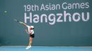 Petenis putri Indonesia, Janice Tjen yang berpasangan dengan Aldila Sutjiadi melepaskan service saat menghadapi wakil Chinese Taipei, Chan Hao Ching/Chan Yung Jan pada laga semifinal nomor ganda putri tenis Asian Games 2022 di Hangzhou Olympic Centre Tennis, Hangzhou, China, Kamis (28/9/2023) siang WIB. (NOC Indonesia/Hendri K Rahman)