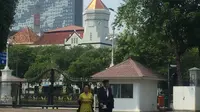 Tumpak Hatorangan Panggabean bersama istri mendatangi Istana Kepresidenan untuk dilantik menjadi Dewan pengawas KPK. (Liputan6.com/Lisza Egeham)