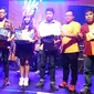 Sejumlah pemenang di acara Festival Lagu Suara Antikorupsi berpose bersama Wakil Ketua KPK Saut Sitimorang dan juri Erwin Prasetya. (Godham Perdana/Liputan6.com)