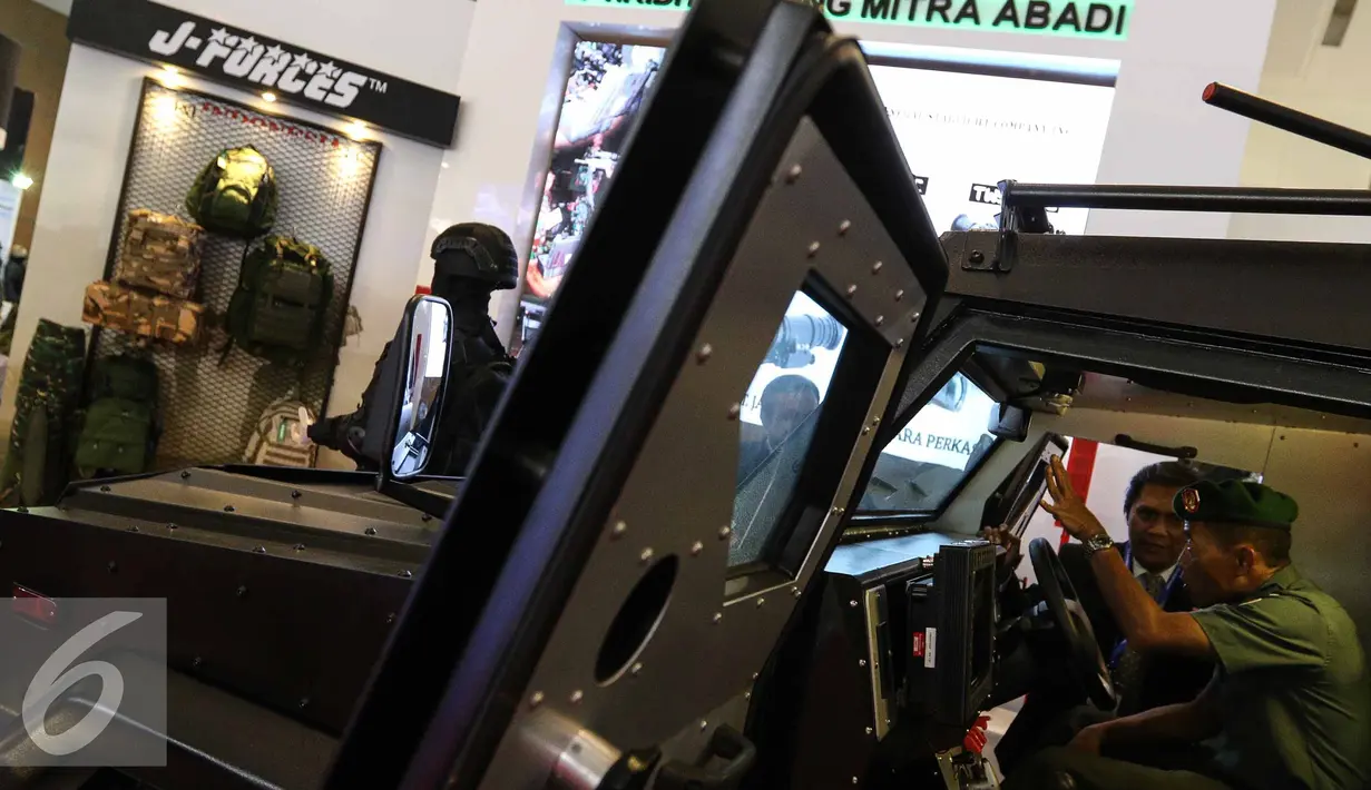 Suasana dalam pameran Indo Defence 2016 Expo & Forum di JIExpo Kemayoran, Jakarta, Rabu (2/11). Sebanyak 844 peserta dari 45 negara mengikuti pameran dua tahunan ini. (Liputan6.com/Faizal Fanani)