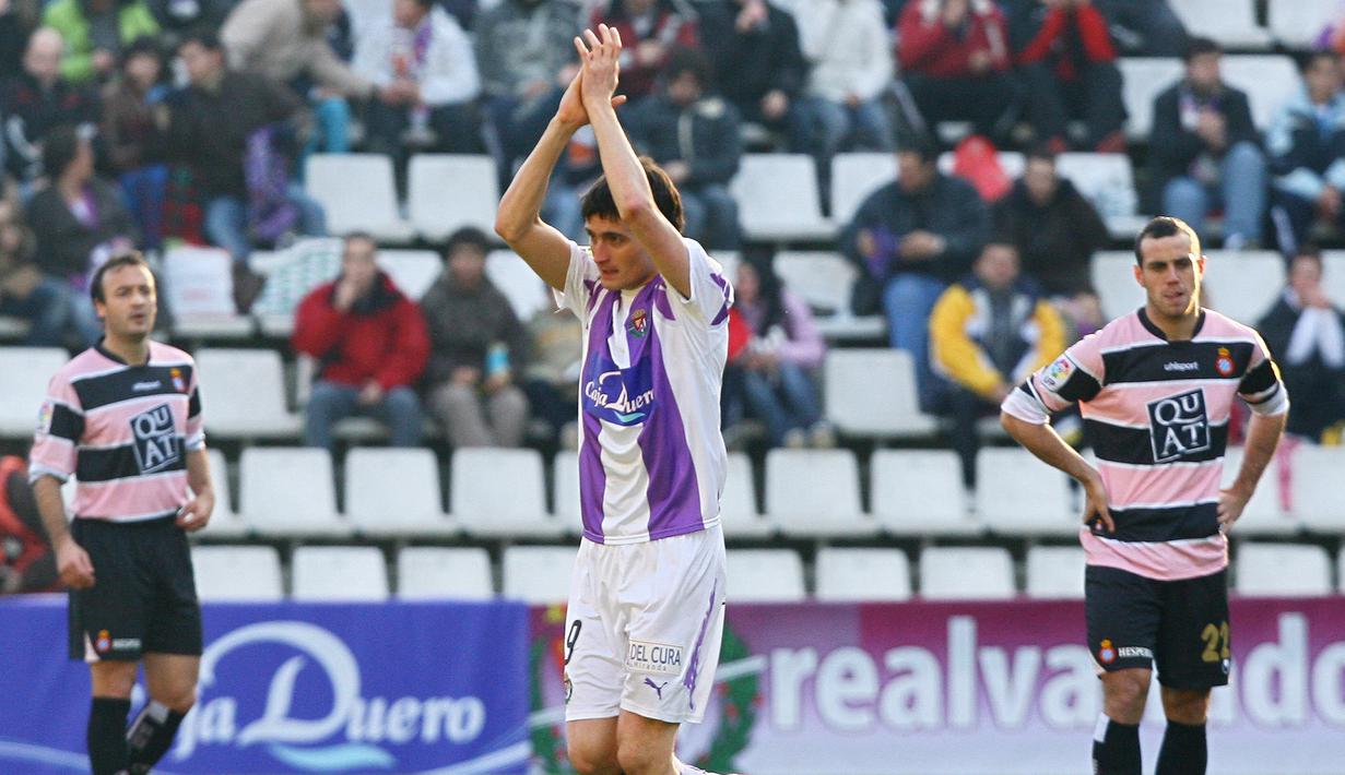 Joseba Llorente. Striker Spanyol yang kini berusia 42 tahun dan telah pensiun pada Juli 2013 bersama Real Sociedad ini tercatat menjadi pencetak gol tercepat di Liga Spanyol. Ia melakukannya saat berseragam Real Valladolid dalam laga pekan ke-20 Liga Spanyol musim 2007/2008 menghadapi Espanyol (20/1/2008) baru berjalan 7,22 detik dari kickoff. Laga pun akhirnya dimenangkan Real Valladolid dengan skor 2-1. (AFP/Philippe Desmazes)