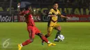 Bek Semen Padang, M Alhadji (kiri) menahan pergerakan penyerang Mitra Kukar, Hendra Ridwan pada laga final Piala Jenderal Sudirman di Stadion GBK Jakarta, Minggu (24/1/2016). Ini pertemuan ketiga bagi kedua tim. (Liputan6.com/Helmi Fithriansyah)